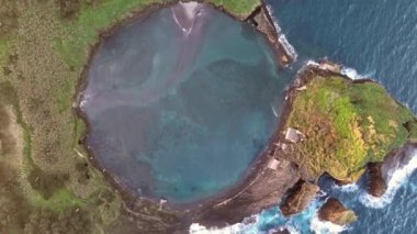 Vila Franca do Campo volkanik adasının Atlantik Okyanusu, San Miguel, Azores, Portekiz 'deki 4k hava görüntüsü. İnsansız hava aracı volkanik adanın üzerinde uçuyor.