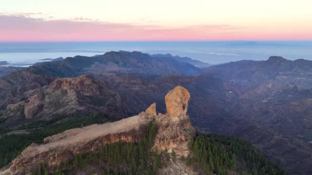 Vista Aérea Pintoresco Paraíso Roque Nublo Vuelo Sobre Una Roca — Vídeo de stock