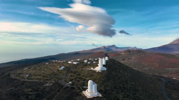 Vista Aérea Del Observatorio Espacial Montaña Cerca Del Volcán Teide — Vídeos de Stock