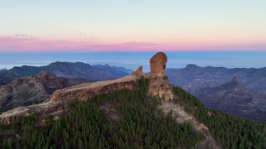 Roque Nublo 'nun gökyüzü resimli cenneti Tejeda, Gran Canaria, Kanarya Adaları, İspanya' daki volkanik bir kayanın üzerinden uçuyor..