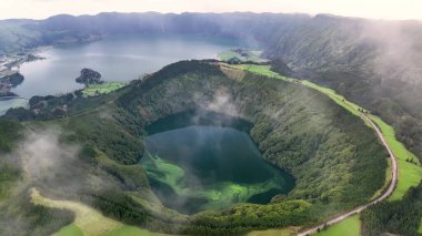 Yeşil tepelerdeki hava manzaralı göller, tropik ada doğası. Lagoa das Sete Cidades volkan kraterinde. Sao Miguel Adası, Azores, Portekiz
