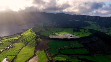 Yeşil tepelerdeki hava manzaralı mavi göller, tropik ada doğası. Lagoa das Sete Cidades volkan kraterinde. Ponta Delgada Sao Miguel Adası, Azores, Portekiz