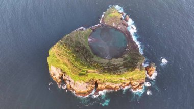 Vila Franca do Campo volkanik adasının Atlantik Okyanusu, San Miguel, Azores, Portekiz 'deki 4k hava görüntüsü. İnsansız hava aracı volkanik adanın üzerinde uçuyor.