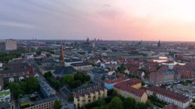 Kurtarıcımız Kilisesi ile birlikte Kopenhag şehir manzarasının mimari simgelerinin 4k hava manzarası. Danimarka