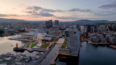 Karşınızda çarpıcı hava manzaralı modern mimari ve güzel rıhtım manzarası. Oslo, deniz kıyısı boyunca opera, Norveç