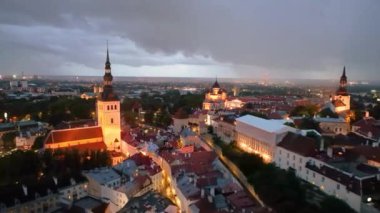 Gün batımında Tallinn Eski Kasabası 'ndaki kilisenin hava manzarası. Savunma duvarları, çatılar. Estonya