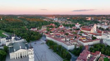 Katedral ve çan kulesiyle Vilnius Katedrali 'nin hava manzarası. Litvanya 'nın Vilnius Eski Kasabası, gün batımında