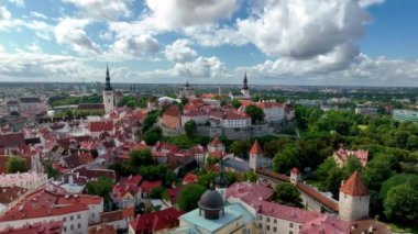 Gün batımında Tallinn Eski Kasabası 'ndaki kilisenin hava manzarası. Savunma duvarları, çatılar. Estonya