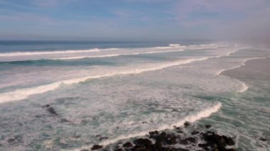 Rolling Ocean Waves ve Majestic Coastline 'ın üzerinde nefes kesici güzellikte bir gün batımı. Portekiz