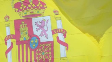 Canlı ve renkli bir İspanyol Bayrağı Rüzgarın Hafif Esintisi 'nde Zarifçe Dalgalanıyor