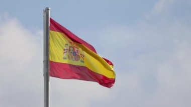 Canlı ve renkli bir İspanyol Bayrağı Rüzgarın Hafif Esintisi 'nde Zarifçe Dalgalanıyor