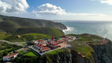 4k hava manzaralı tehlikeli uçurum ve Cape Roca deniz feneri Cabo da Roca kırmızı ve beyaz deniz feneri Avrupa 'nın batı ucunda. Portekiz