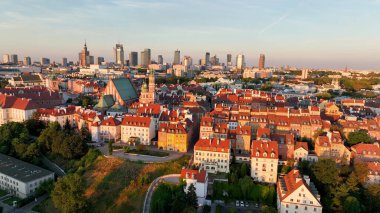 Warszawa şehir manzarasının havadan görüntüsü. Eski kasaba ve modern gökdelenler, gündoğumunda, Royal Castle. Polonya.