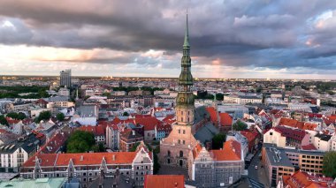 Letonya 'da gün batımında Riga Eski Kasabası' nın hava manzarası.