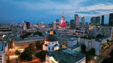 Kültür ve Bilim Sarayı 'nın hava manzarası Gün batımında Warszawa şehir merkezinin güzel mimarisi