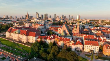 Warszawa şehir manzarasının havadan görüntüsü. Eski kasaba ve modern gökdelenler, gündoğumunda, Royal Castle. Polonya.