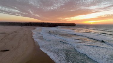 Güzel Okyanus Dalgaları ve Muhteşem Sahil Kıyısı 'nın havadan görünüşü. Portekiz. Algarve