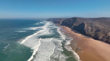 Güzel Okyanus Dalgaları ve Muhteşem Sahil Kıyısı 'nın havadan görünüşü. Portekiz. Algarve