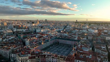İspanya 'nın Madrid şehrinin tarihi görüntüsü. Plaza Belediye Başkanı