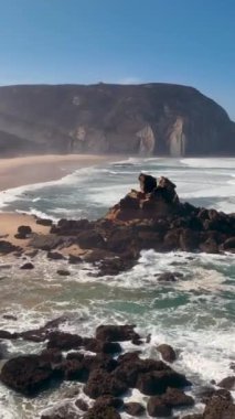 Güzel Okyanus Dalgaları ve Muhteşem Sahil Kıyısı 'nın dikey hava manzarası. Portekiz. Algarve
