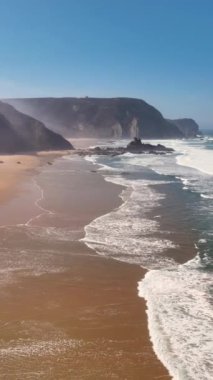 Güzel Okyanus Dalgaları ve Muhteşem Sahil Kıyısı 'nın dikey hava manzarası. Portekiz. Algarve