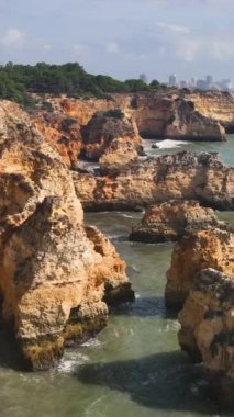 Güzel Okyanus Dalgaları ve Muhteşem Sahil Kıyısı 'nın dikey hava manzarası. Portekiz. Algarve