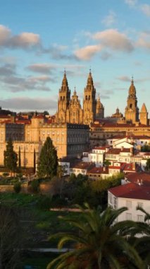 Santiago de Compostela 'nın ünlü katedralinin hava dikey görüntüsü. İspanya 'nın kuzeyinde, St. James Yolu' nda. İspanya