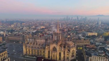 Gün batımında duomo ve şehir katedralinin merkez kulesinin hava görüntüsü. Milan mı? İtalya
