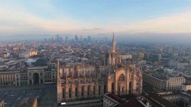 Gün batımında duomo ve şehir katedralinin merkez kulesinin hava görüntüsü. Milan mı? İtalya