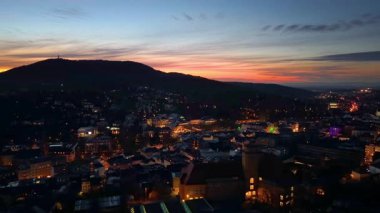 Geceleri Almanya 'daki Baden-Baden şehrinin hava görüntüsü. Spa kasabası