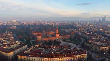 Castello Sforzesco kalesinin havadan görünüşü. Gündoğumunda ortaçağ şatosunun manzarası. Milan mı? İtalya