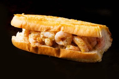 Kırsal Amerikan karidesli deniz ürünleri rulosunu kapatın.