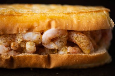 Kırsal Amerikan karidesli deniz ürünleri rulosunu kapatın.