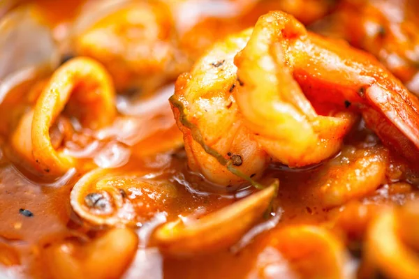 意大利土司海鲜汤 加番茄酱 — 图库照片