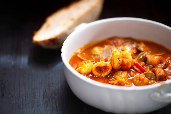 ガリキートマトソースの素朴なイタリアのシーフードスープ — ストック写真