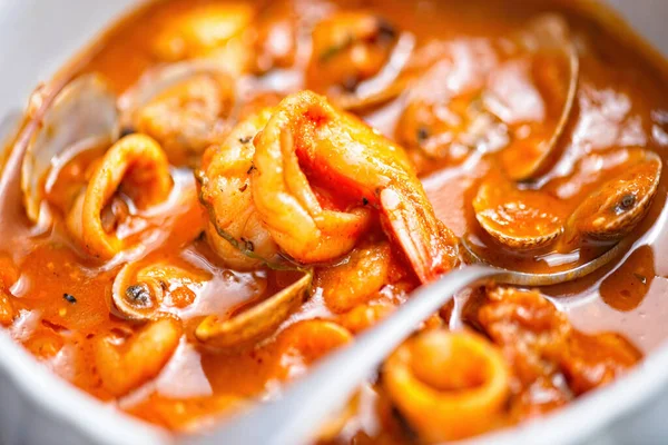 Rustykalna Włoska Zupa Owoców Morza Sosie Pomidorowym Czosnkowym — Zdjęcie stockowe
