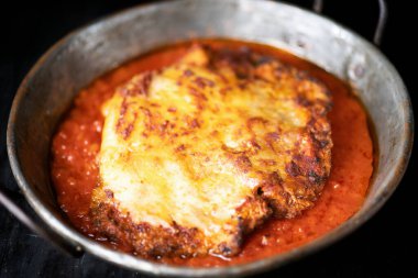 İtalyan usulü parmesanlı tavuk konforlu yemeği yakın plan.                               