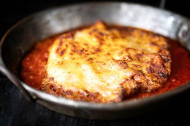 İtalyan usulü parmesanlı tavuk konforlu yemeği yakın plan.                               