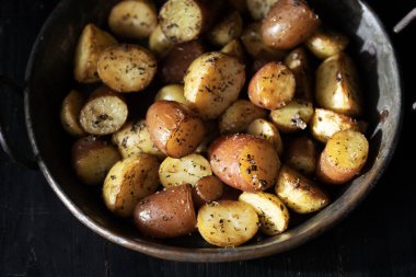 Tavada haşlanmış bebek patatesi yakın plan.                           