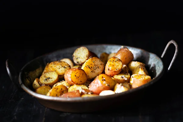 Close Van Een Pan Kruid Geroosterde Baby Aardappelen — Stockfoto