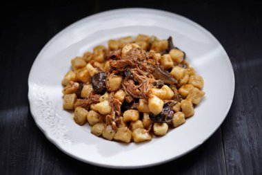 Ördek soslu İtalyan gnocchi patates köftesi tabağını kapat.