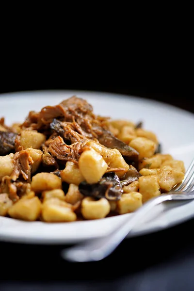 Nahaufnahme Eines Tellers Italienischer Gnocchi Kartoffelknödel Entenragu Fleischsoße — Stockfoto