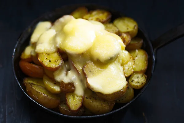 Close Van Een Pan Franse Raclette Gebakken Aardappelen — Stockfoto