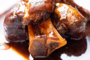  Asya usulü kırmızı domuz budu.                              