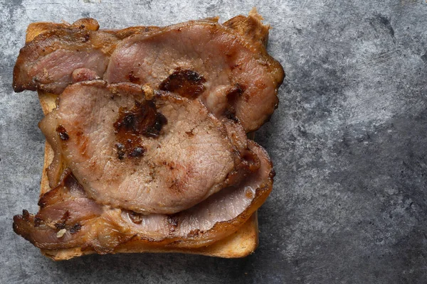 イギリスの伝統的なベーコン バティ サンドイッチを閉じます — ストック写真