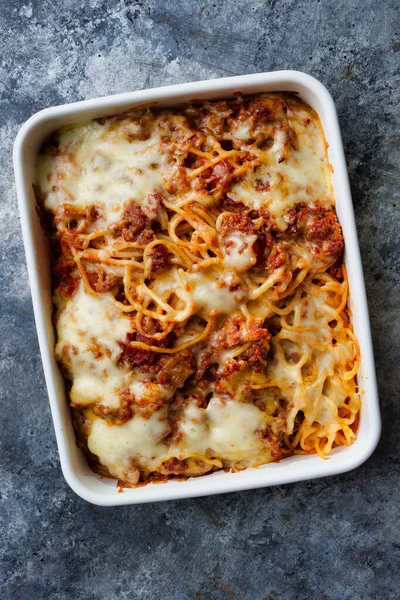 Närbild Bricka Med Ostbakad Spaghetti Bolognese Pasta — Stockfoto