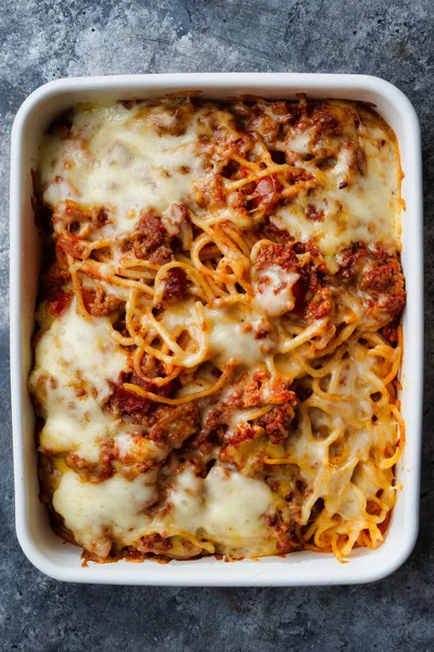 Close Van Bakje Kaas Gebakken Spaghetti Bolognese Pasta — Stockfoto
