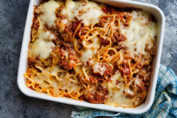 Zbliżenie Taca Serowy Pieczone Spaghetti Makaron Bolognese — Zdjęcie stockowe