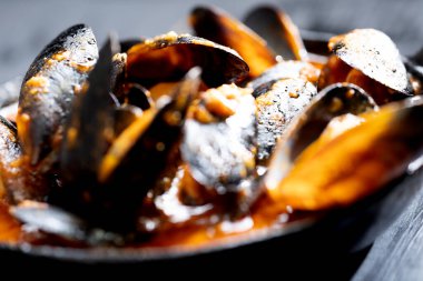 Domates soslu siyah İtalyan midyesinin kapağını kapat.                               