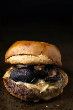 rustik Amerikan Mantarlı peynirli hamburger yakın çekim                          